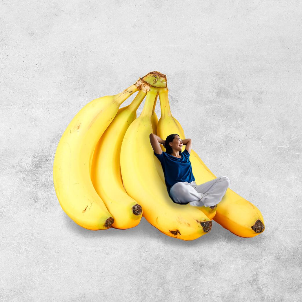 一个女人躺在一串超大的黄香蕉上