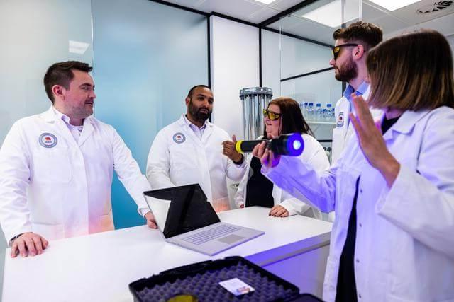 工作人员在实验室环境中演示紫外线清洁技术